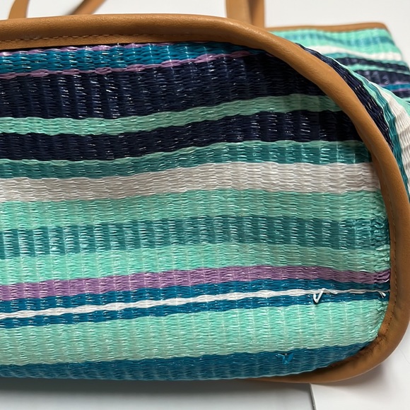 Vera Bradley Large Woven Tote with Matching Wristlet. - Picture 4 of 6